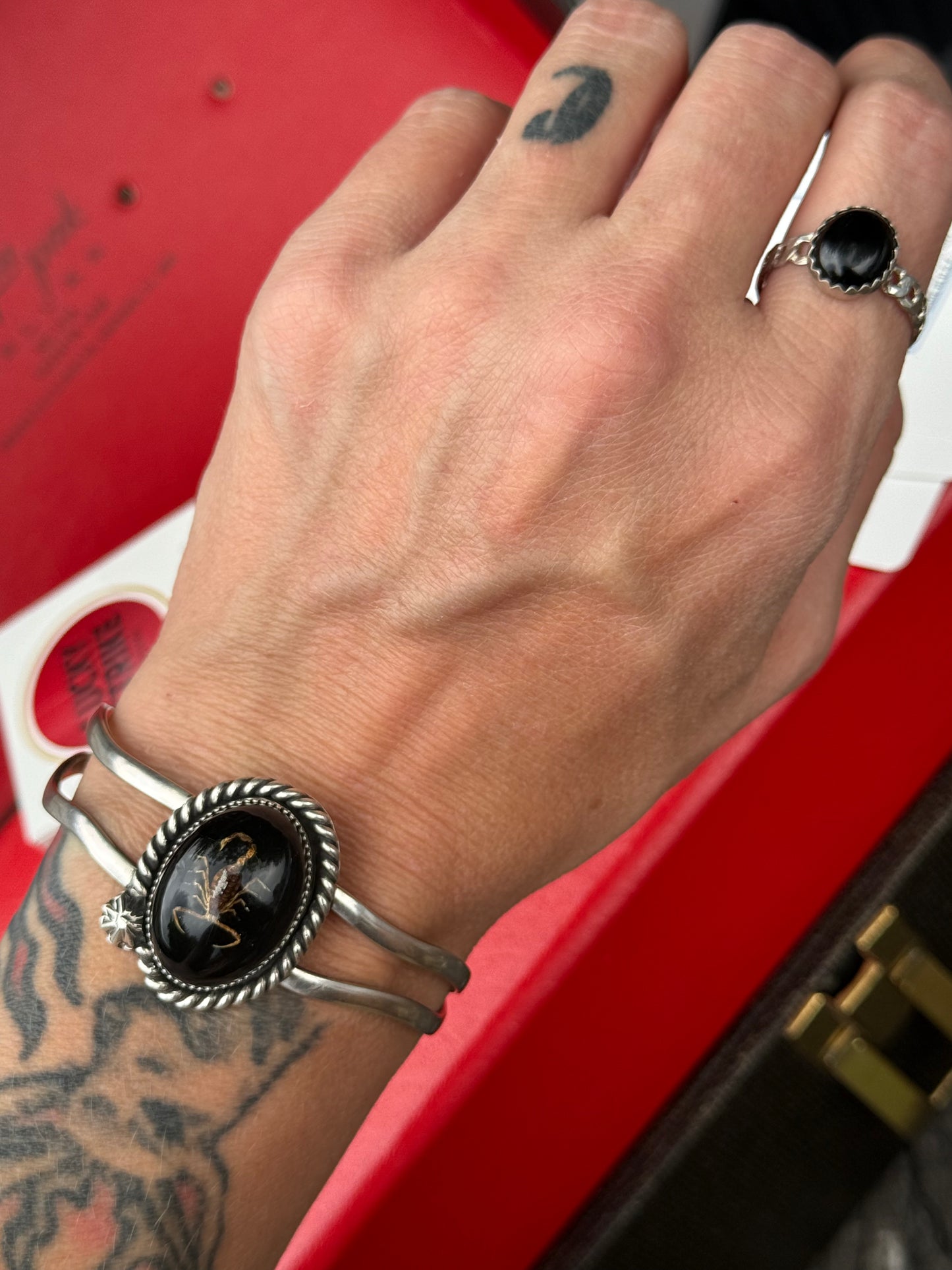 Black onyx curbed chain ring