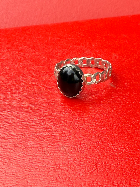 Black onyx curbed chain ring