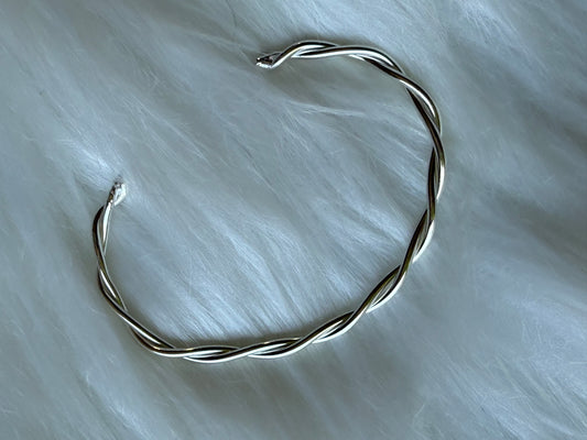 Dainty twisted cuff